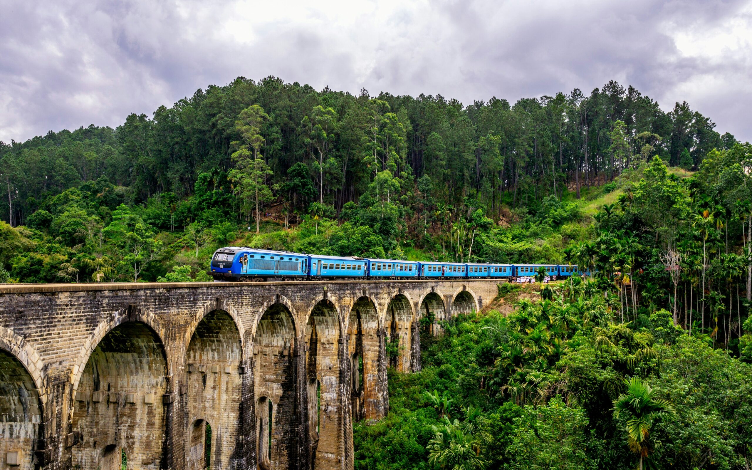 The Demodara Circular Loop train over the Nine Arch Bridge